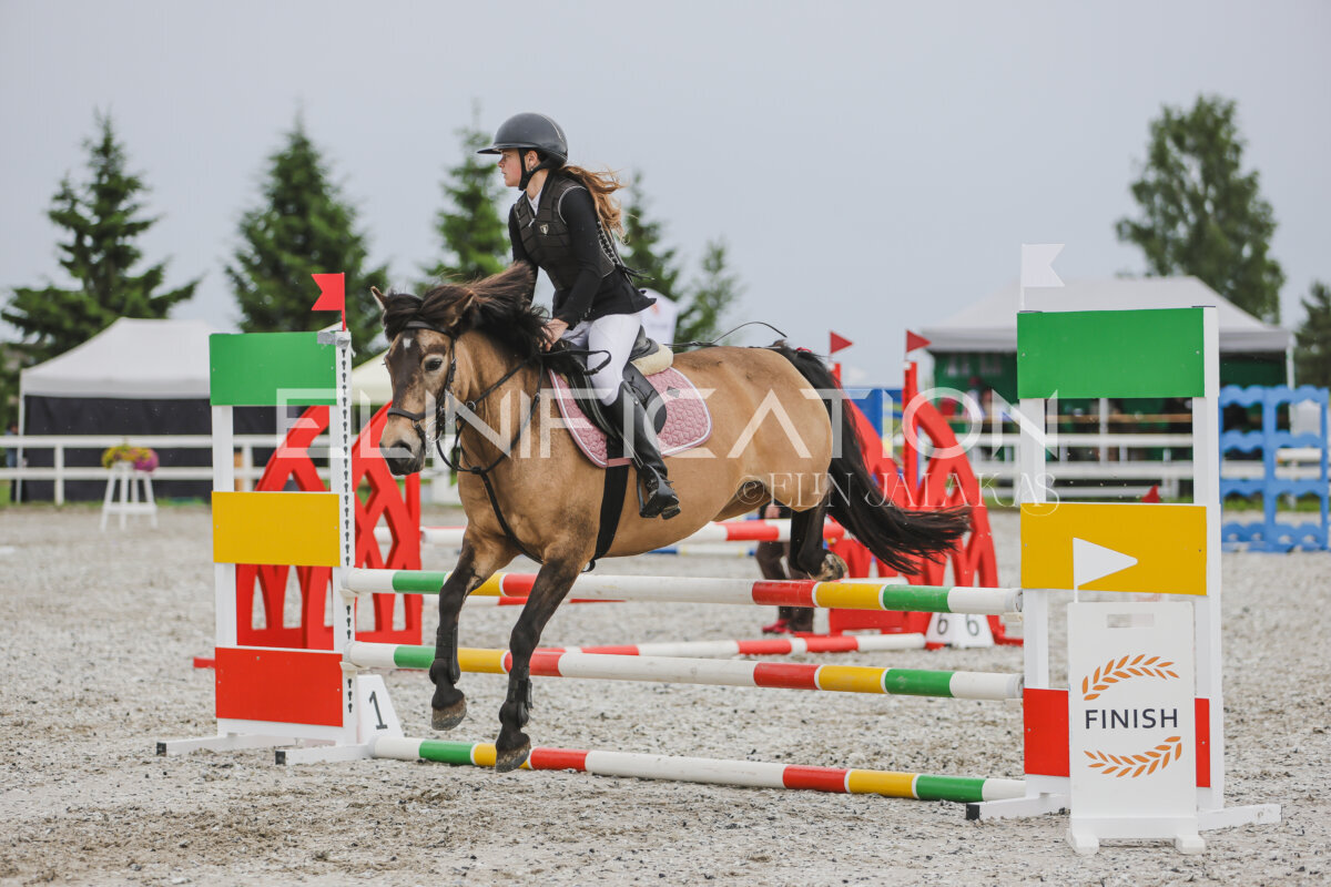 Tori_Karikas_2026_80_120