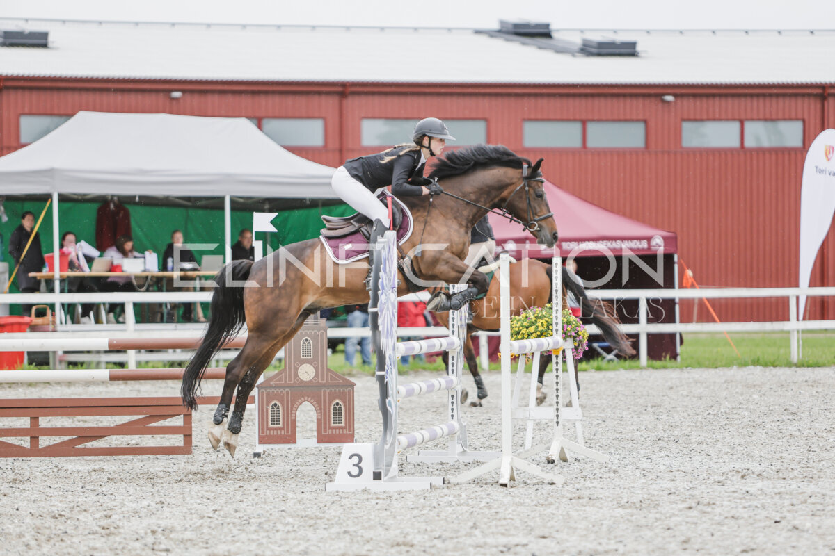 Tori_Karikas_2026_100_160
