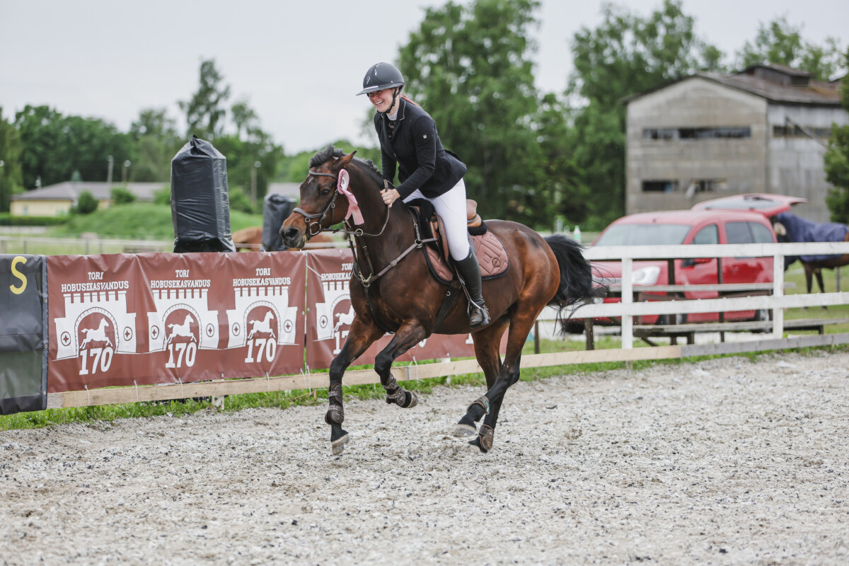 Tori_Karikas_2026_3_AT90cm_14