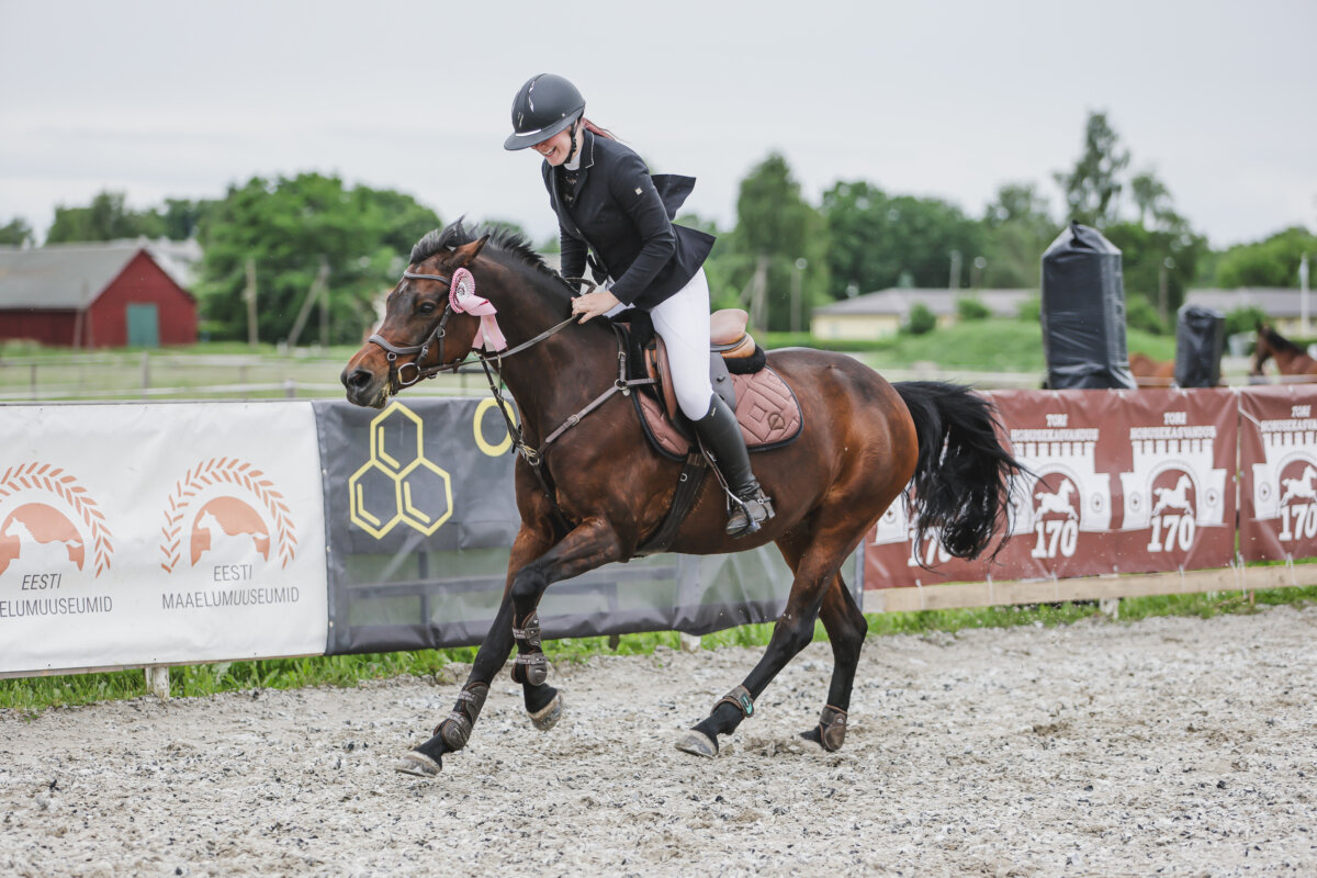 Tori_Karikas_2026_3_AT90cm_17