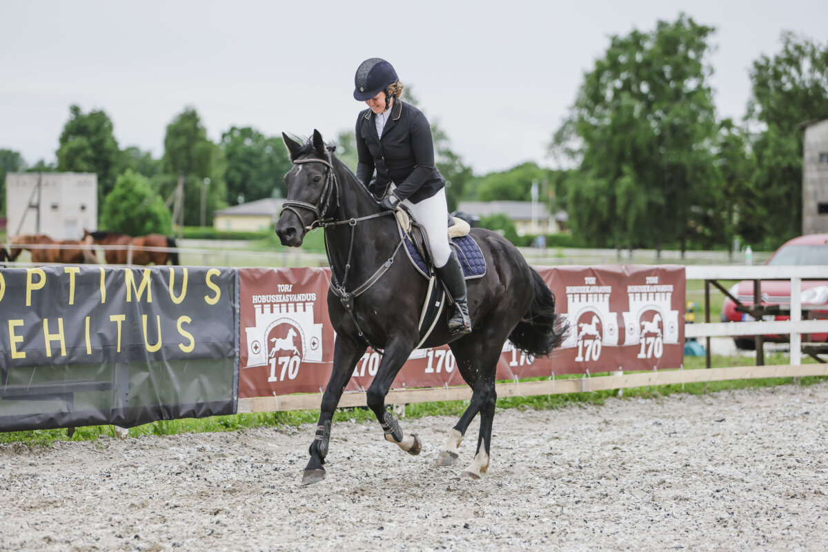 Tori_Karikas_2026_3_AT90cm_18