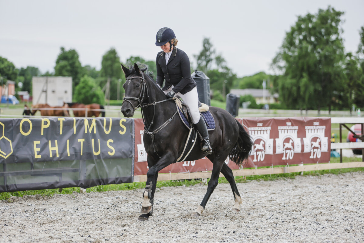 Tori_Karikas_2026_3_AT90cm_20
