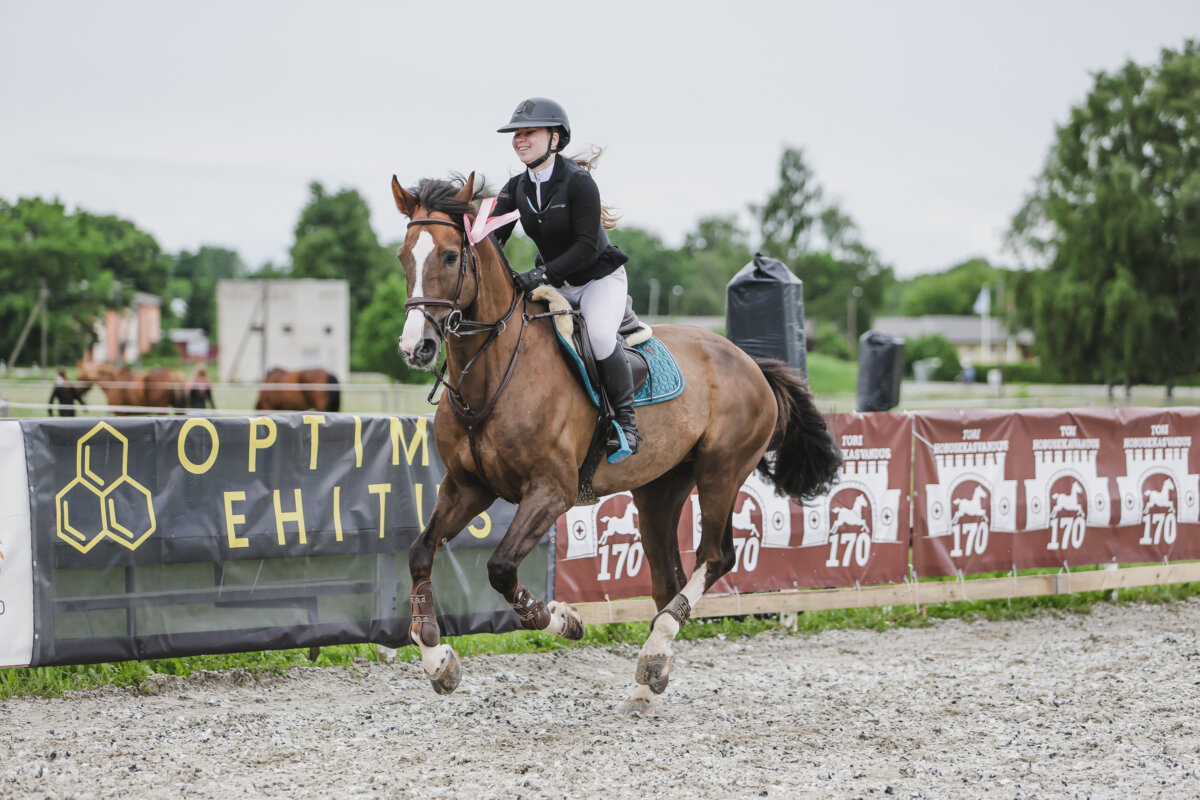 Tori_Karikas_2026_3_AT90cm_21
