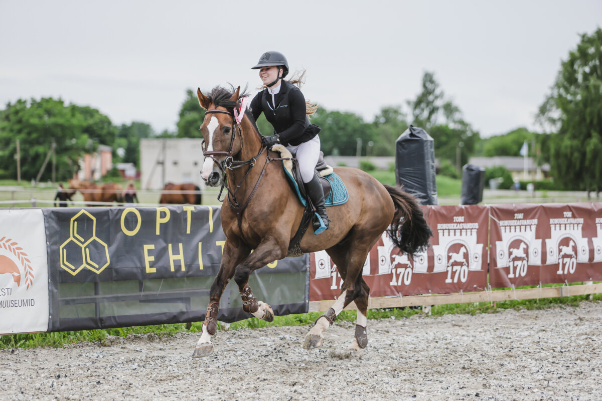 Tori_Karikas_2026_3_AT90cm_22