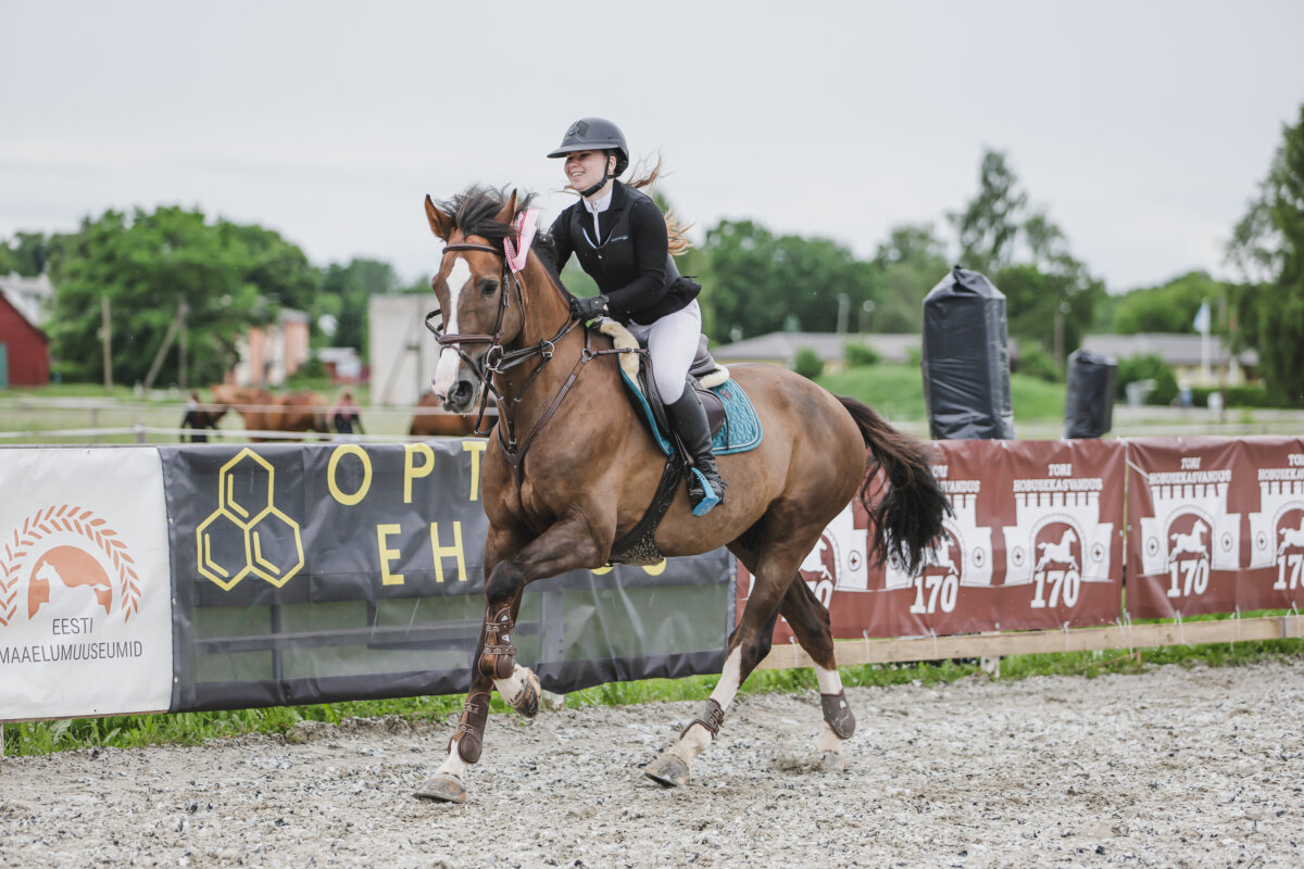 Tori_Karikas_2026_3_AT90cm_23