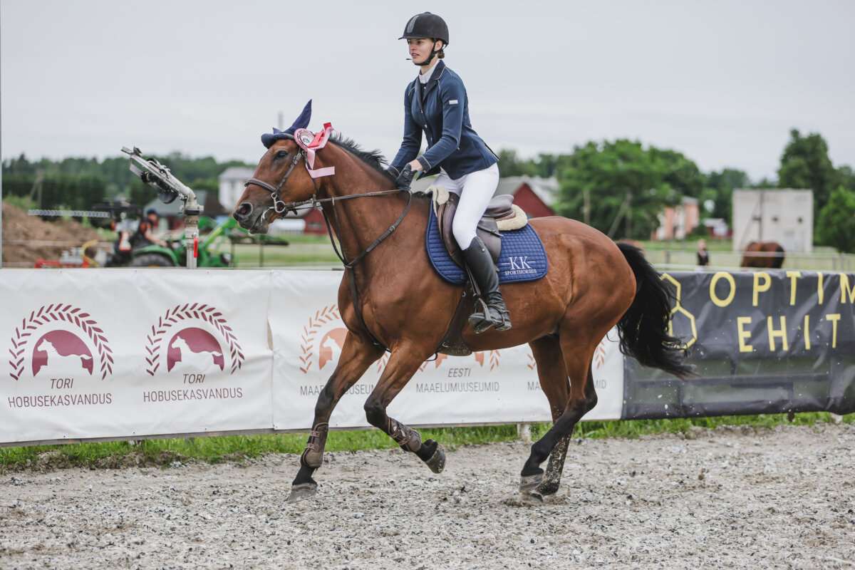 Tori_Karikas_2026_3_AT90cm_24