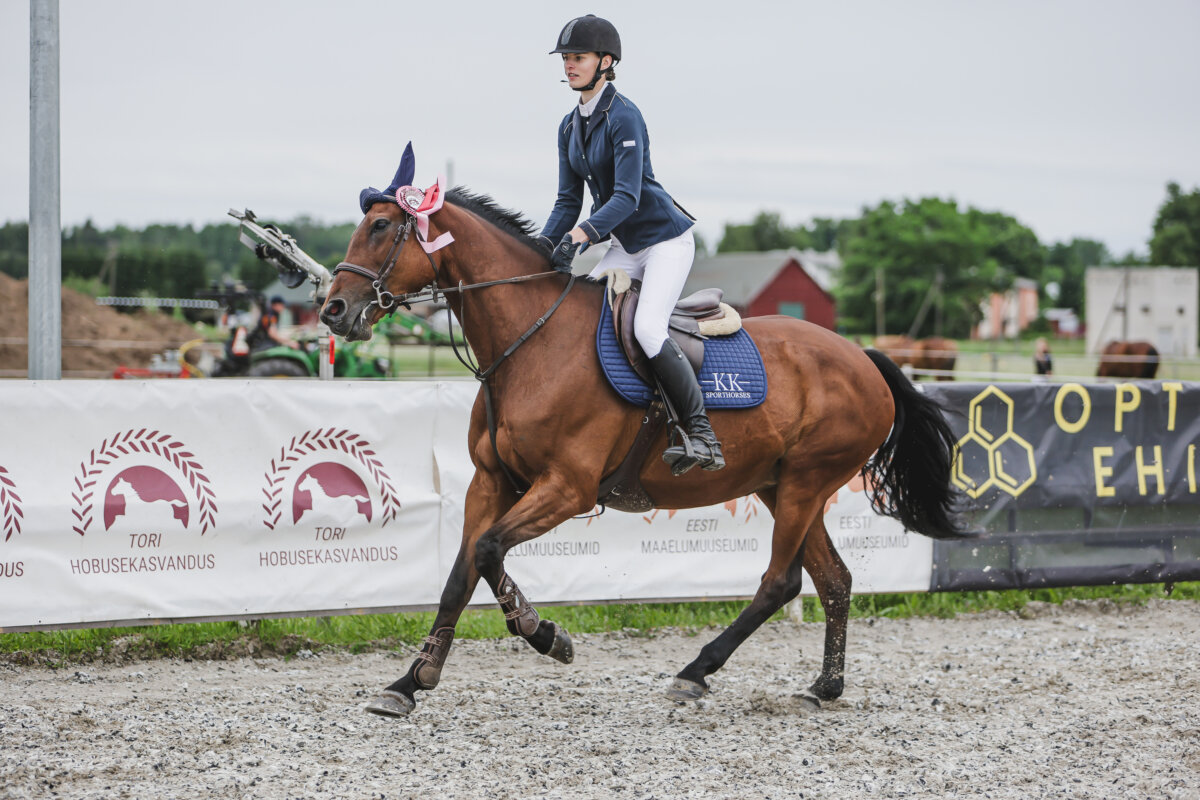 Tori_Karikas_2026_3_AT90cm_25