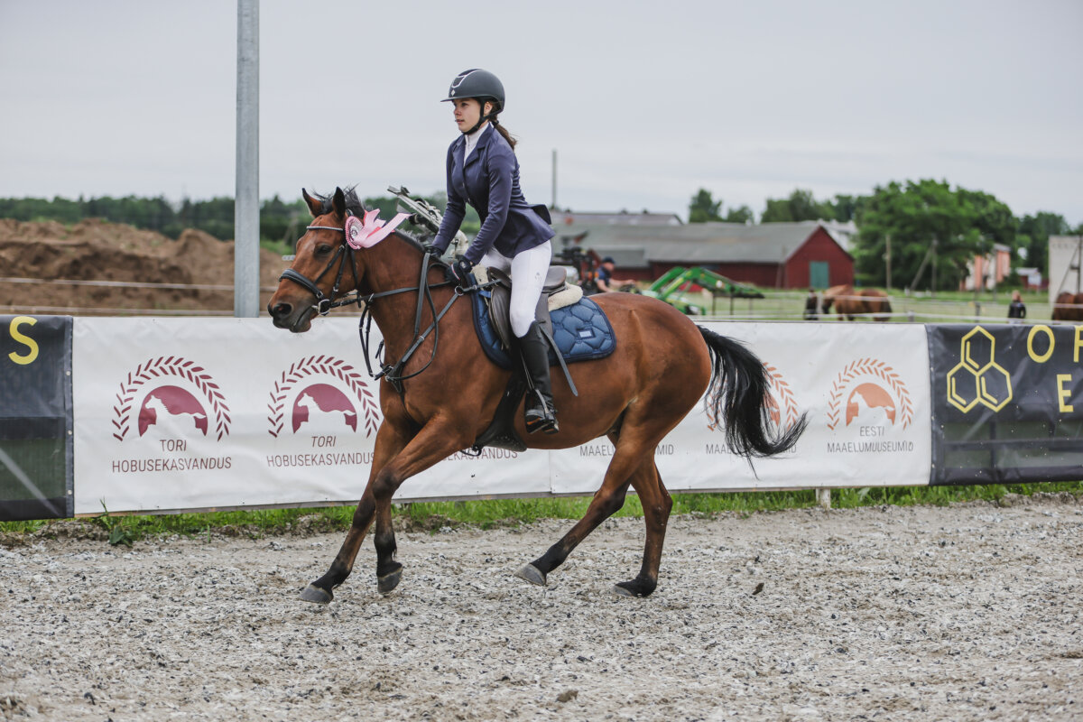 Tori_Karikas_2026_3_AT90cm_26