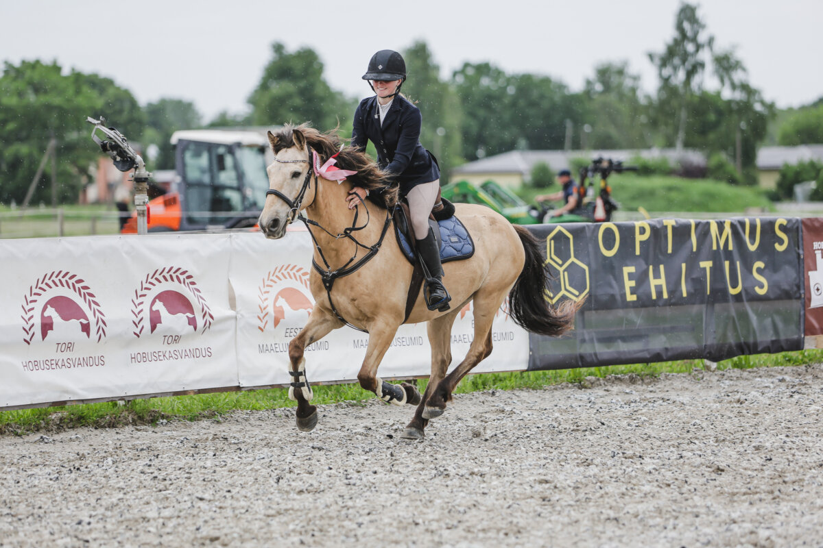 Tori_Karikas_2026_4_AT100cm_12