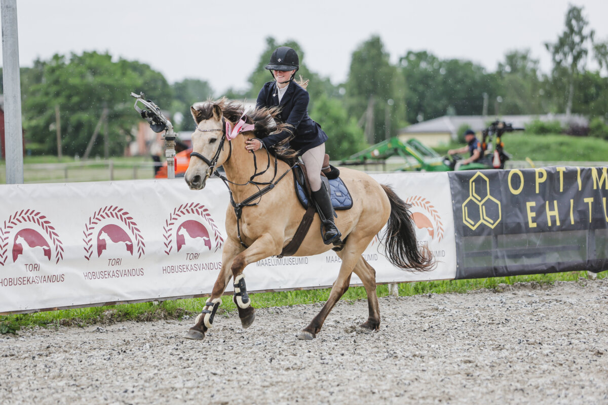 Tori_Karikas_2026_4_AT100cm_14