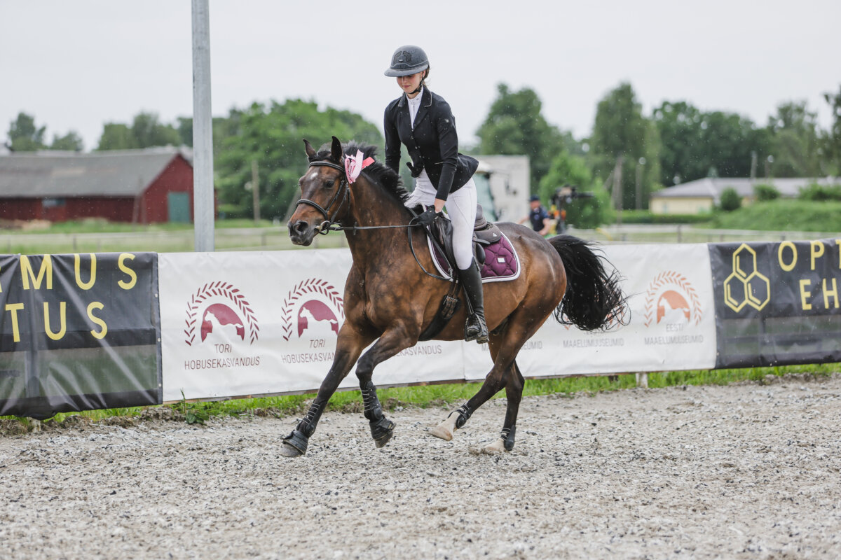 Tori_Karikas_2026_4_AT100cm_16