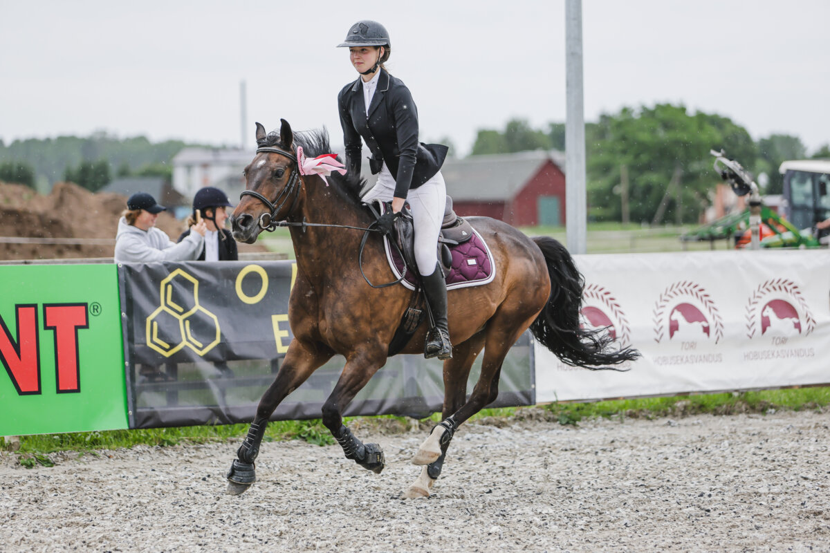 Tori_Karikas_2026_4_AT100cm_18