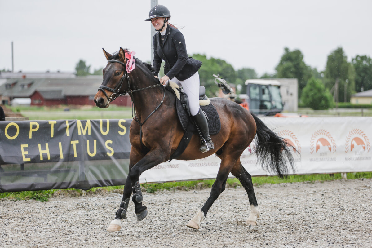 Tori_Karikas_2026_4_AT100cm_23