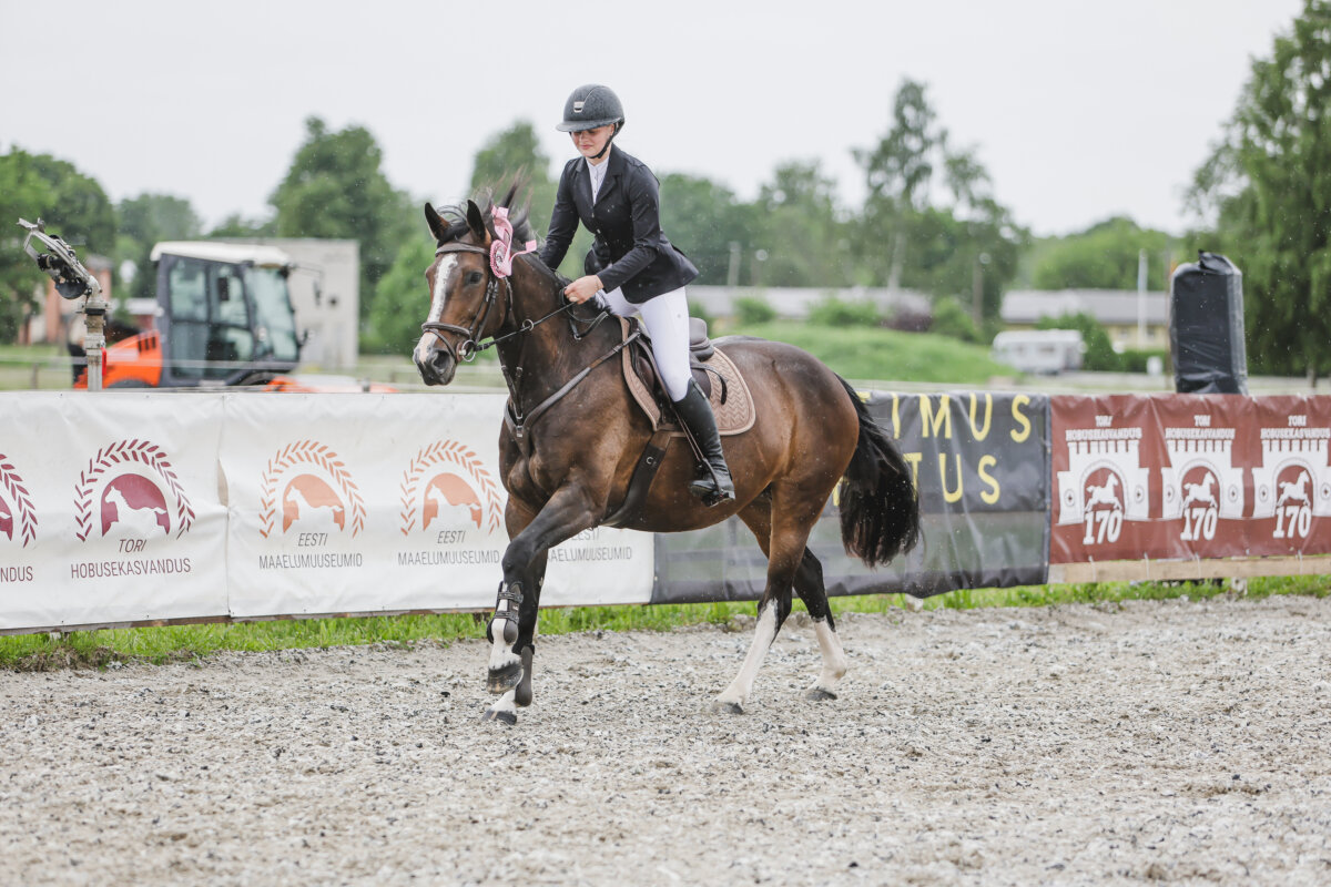 Tori_Karikas_2026_4_AT100cm_26