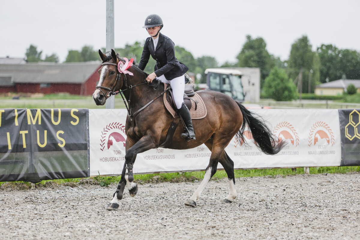 Tori_Karikas_2026_4_AT100cm_28