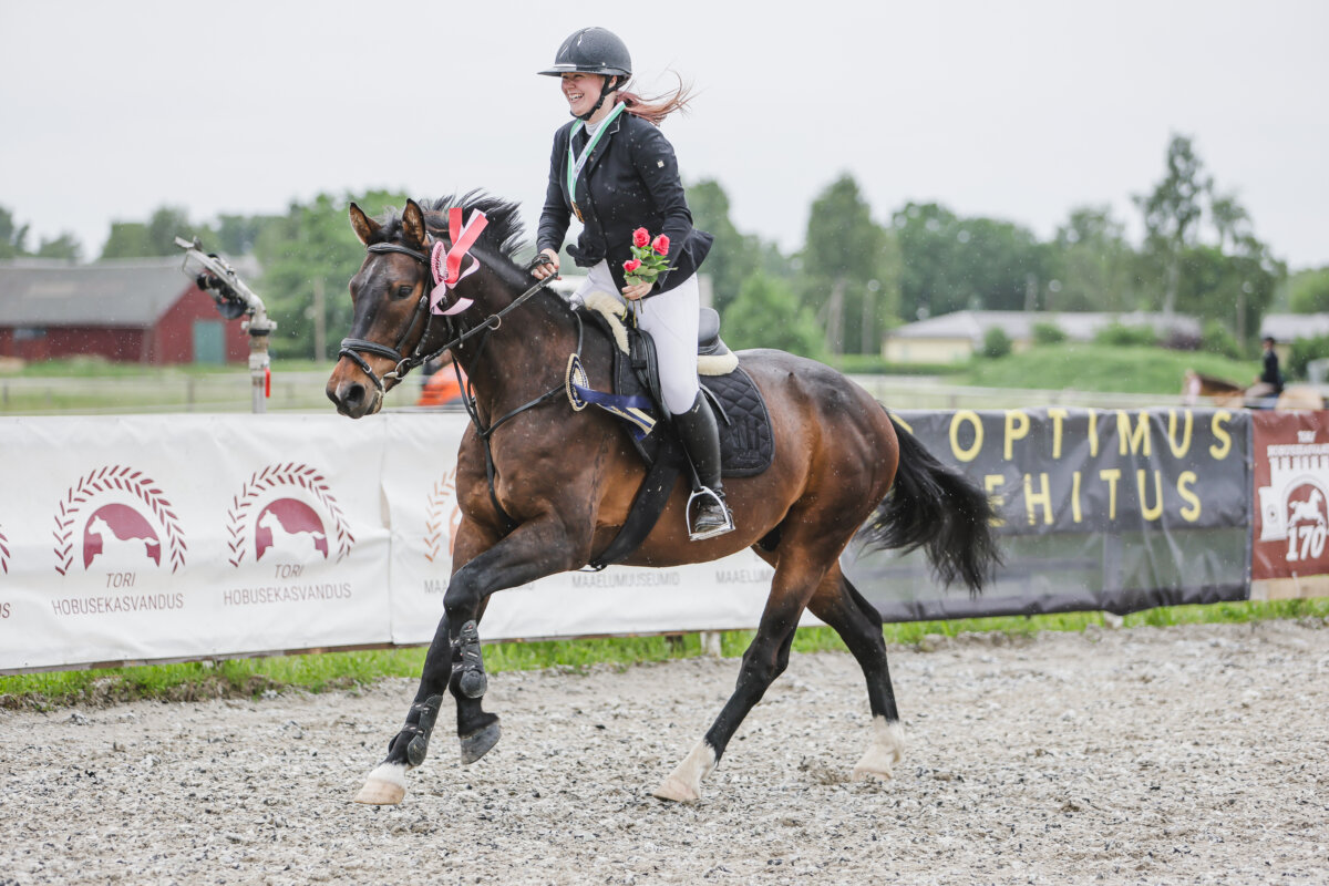 Tori_Karikas_2026_4_AT100cm_40