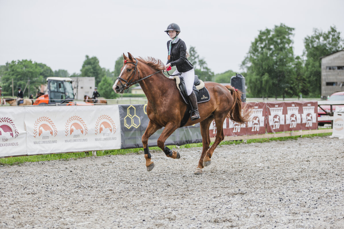 Tori_Karikas_2026_4_AT100cm_43