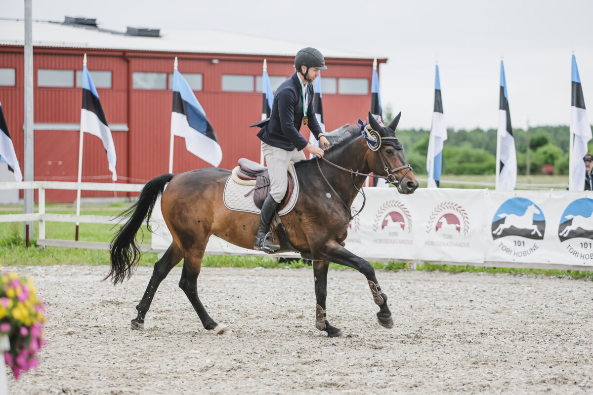 Tori_Karikas_2026_7_AT130cm_04